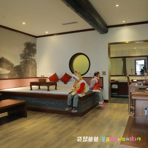 【袋鼠爸爸去哪儿丨咸阳袁家村系列之关中原宿】民宿近袁家村回民街及祠堂街，地理位置优越，院内37间客房，含大床/双床/大炕房/家庭房多种房型，满足不同家庭需求，在袁家村一站式住宿游玩吃美食。 商品图4