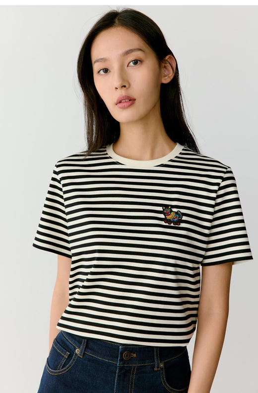 黑白条水柔棉针织布T恤 中国新年胶囊系列 撷取剪纸元素 经典圆领设计 黑白条纹简约大气 全棉面料 手感柔软舒适 精致瑞兽刺绣 直筒版型遮肉显瘦 商品图0