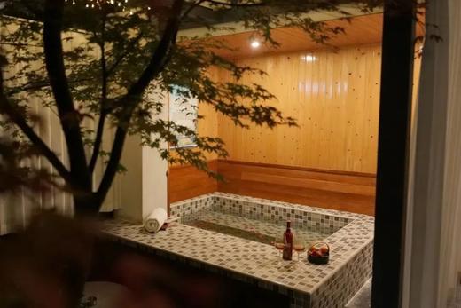 周末春节不加价！【青城半山上泉酒店｜泡私汤】
🏞️青城后山 观山听水·日式庭院
品质配套设施，归隐山居的体验~

1️⃣499元=庭院私汤大床房1晚
2️⃣699元=庭院私汤滑梯亲子房 商品图9