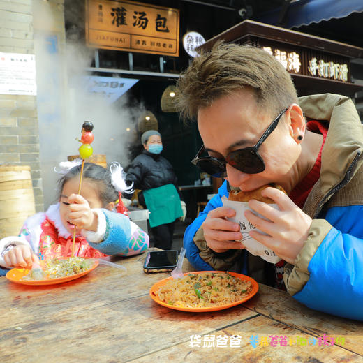 【袋鼠爸爸去哪儿丨咸阳袁家村系列之里享精品民宿】民宿近袁家村主街、小吃街，出门就能感受到古街的市井繁华，院内圆形天井寓意美好，每一个角落细节满满，客房设计风格独特，保留了怀旧情怀的同时融合现代元素 商品图12