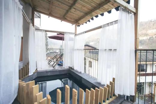 周末春节不加价！【青城半山上泉酒店｜泡私汤】
🏞️青城后山 观山听水·日式庭院
品质配套设施，归隐山居的体验~

1️⃣499元=庭院私汤大床房1晚
2️⃣699元=庭院私汤滑梯亲子房 商品图8