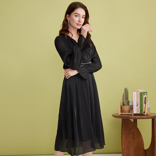 EITIE爱特爱气质优雅V领收腰垂坠压褶连衣裙2025春季新款A2507529 商品图3