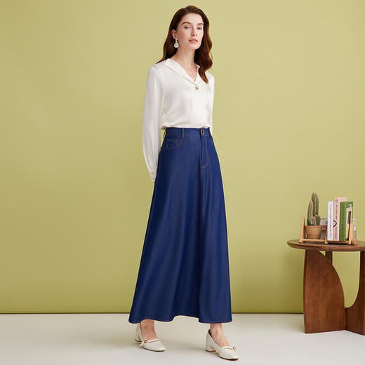 EITIE爱特爱气质V领垂坠舒适通勤直筒显瘦白衬衫上衣2025春季新款A2513509 商品图3