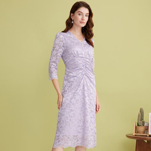 EITIE爱特爱绣花蕾丝温柔紫色修身褶皱V领过膝连衣裙2025春季新款A2507505 商品图2