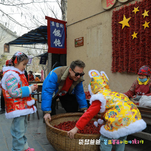 【袋鼠爸爸去哪儿丨咸阳袁家村系列之里享精品民宿】民宿近袁家村主街、小吃街，出门就能感受到古街的市井繁华，院内圆形天井寓意美好，每一个角落细节满满，客房设计风格独特，保留了怀旧情怀的同时融合现代元素 商品图7