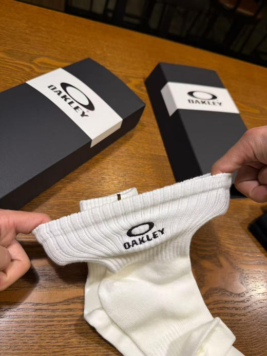 外贸正品奥克利纯棉机能袜。一盒5双装（2白2黑1灰）~特制logo标志醒目大方!经典大O刺绣logo采用重工刺绣，上脚超级舒服，吸汗不褪色不起球! 商品图13