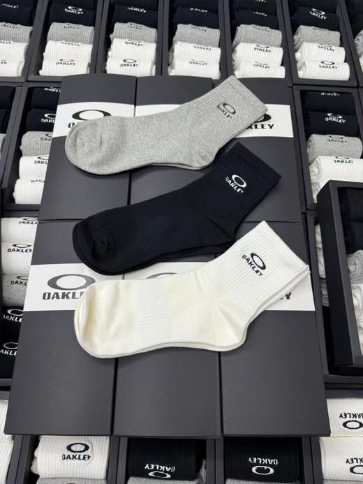 外贸正品奥克利纯棉机能袜。一盒5双装（2白2黑1灰）~特制logo标志醒目大方!经典大O刺绣logo采用重工刺绣，上脚超级舒服，吸汗不褪色不起球! 商品图4