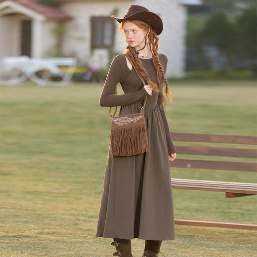 西遇长袖针织连衣裙女新款高级感垂坠长款咖色裙子D0032617 商品图3