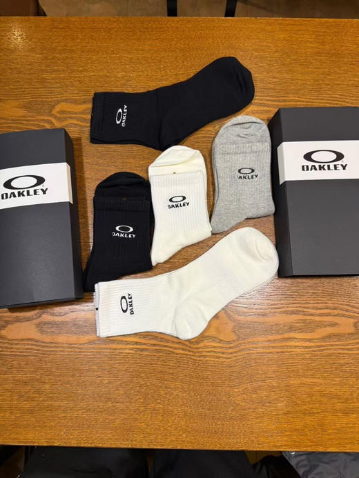 外贸正品奥克利纯棉机能袜。一盒5双装（2白2黑1灰）~特制logo标志醒目大方!经典大O刺绣logo采用重工刺绣，上脚超级舒服，吸汗不褪色不起球! 商品图9