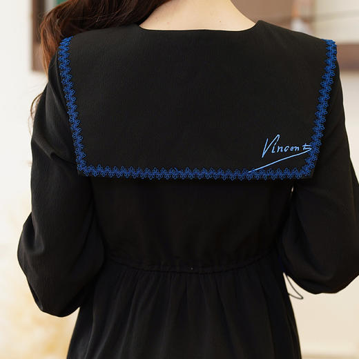 两三事 夜蓝诗 2024冬季新款森女风猫咪印花织带海军领连衣裙 商品图2