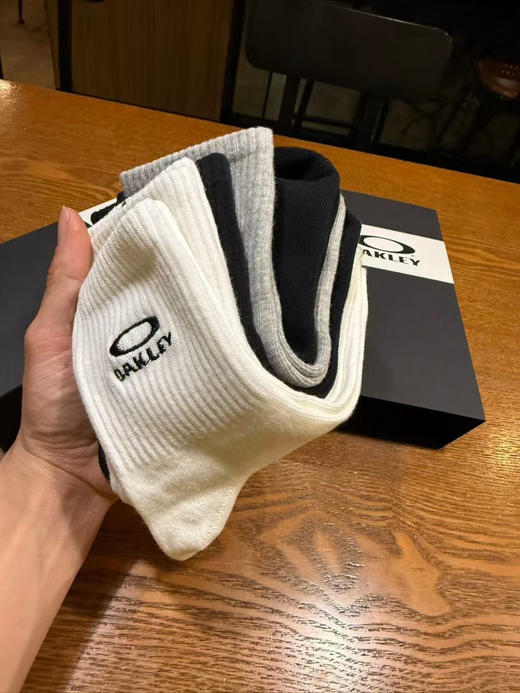 外贸正品奥克利纯棉机能袜。一盒5双装（2白2黑1灰）~特制logo标志醒目大方!经典大O刺绣logo采用重工刺绣，上脚超级舒服，吸汗不褪色不起球! 商品图8