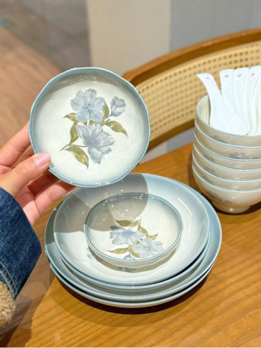 【生活好物丨唯都餐具套装】经高温釉下彩工艺，釉面光滑细腻，纹理淡雅凸显轻奢质感，持久不易褪色，手感舒适一冲即净， 可进烤箱、微波炉、洗碗机、消毒柜，无论送人还是自由皆可。 商品图2