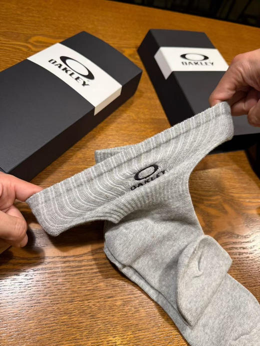 外贸正品奥克利纯棉机能袜。一盒5双装（2白2黑1灰）~特制logo标志醒目大方!经典大O刺绣logo采用重工刺绣，上脚超级舒服，吸汗不褪色不起球! 商品图11