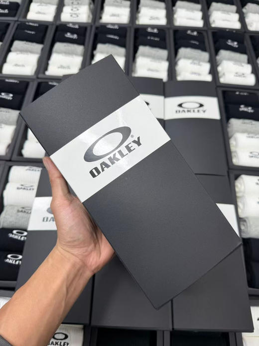 外贸正品奥克利纯棉机能袜。一盒5双装（2白2黑1灰）~特制logo标志醒目大方!经典大O刺绣logo采用重工刺绣，上脚超级舒服，吸汗不褪色不起球! 商品图0