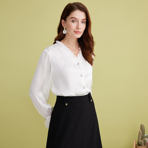 EITIE爱特爱优雅V领显瘦木耳边纯色百搭直筒衬衫上衣2025春季新款A2509501 商品图2