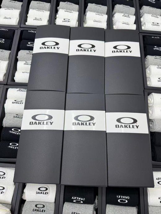 外贸正品奥克利纯棉机能袜。一盒5双装（2白2黑1灰）~特制logo标志醒目大方!经典大O刺绣logo采用重工刺绣，上脚超级舒服，吸汗不褪色不起球! 商品图3