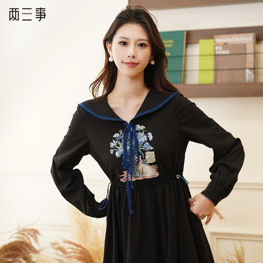 两三事 夜蓝诗 2024冬季新款森女风猫咪印花织带海军领连衣裙 商品图0