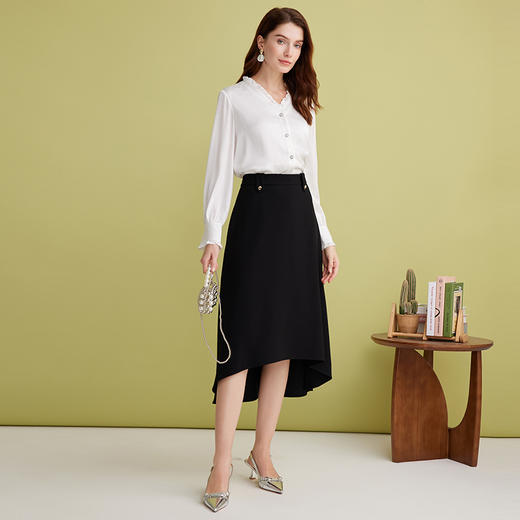 EITIE爱特爱优雅V领显瘦木耳边纯色百搭直筒衬衫上衣2025春季新款A2509501 商品图3