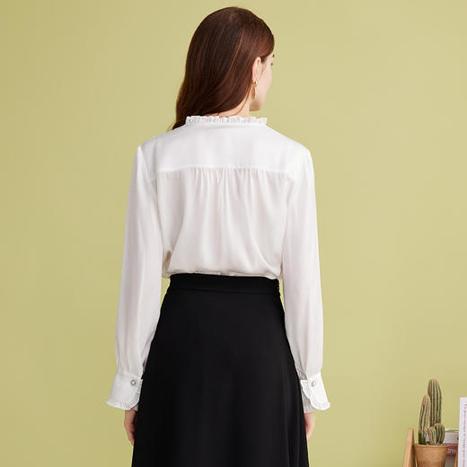EITIE爱特爱优雅V领显瘦木耳边纯色百搭直筒衬衫上衣2025春季新款A2509501 商品图4
