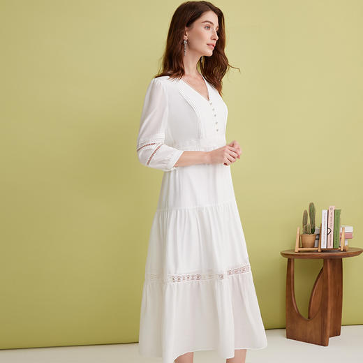 EITIE爱特爱气质V领法式收腰白色七分袖连衣裙2025春季新款A2507527 商品图2