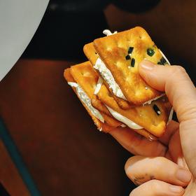 [屁侠推荐]米惦 手撕牛轧饼 好吃到可以拉丝的手撕香葱牛轧饼干  致咸甜的青葱岁月