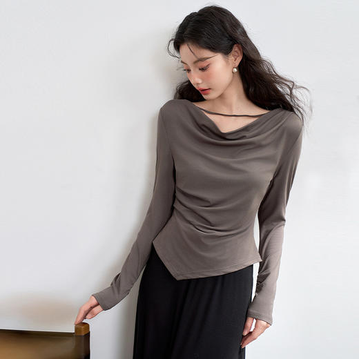 西遇长袖针织T恤女新款荡领收腰短款不规则下摆上衣D3542379 商品图3