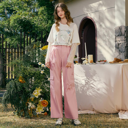 两三事 心花初绽 2025春季新款甜美多口袋刺绣粉色直筒休闲裤女 商品图1