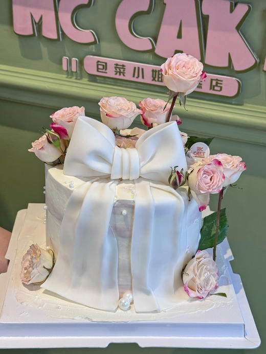 白色蝴蝶结/折射玫瑰鲜花蛋糕 商品图1