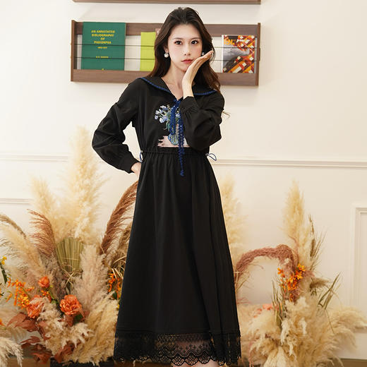 两三事 夜蓝诗 2024冬季新款森女风猫咪印花织带海军领连衣裙 商品图4