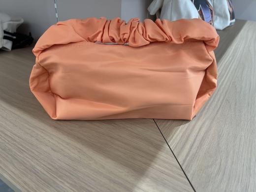 4楼MOLYVIVI褶皱化妆包 款货号：MLLG22360 吊牌价38 折后30 商品图1