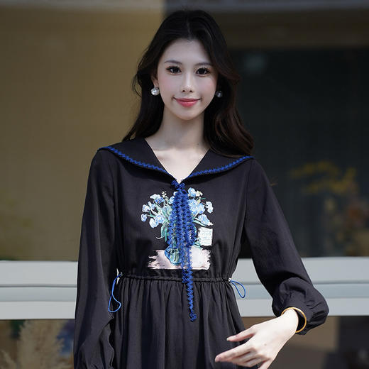 两三事 夜蓝诗 2024冬季新款森女风猫咪印花织带海军领连衣裙 商品图3