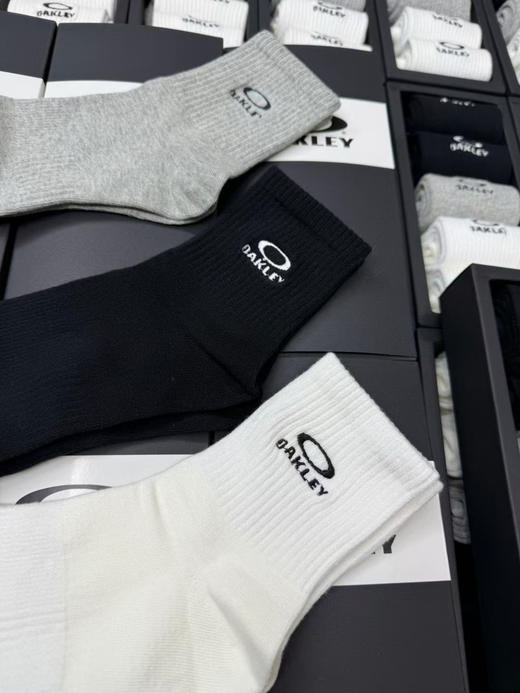 外贸正品奥克利纯棉机能袜。一盒5双装（2白2黑1灰）~特制logo标志醒目大方!经典大O刺绣logo采用重工刺绣，上脚超级舒服，吸汗不褪色不起球! 商品图7