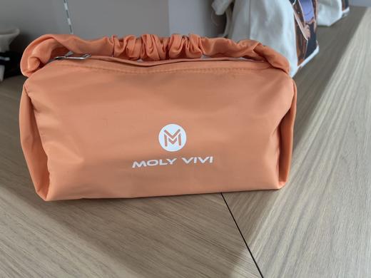 4楼MOLYVIVI褶皱化妆包 款货号：MLLG22360 吊牌价38 折后30 商品图0