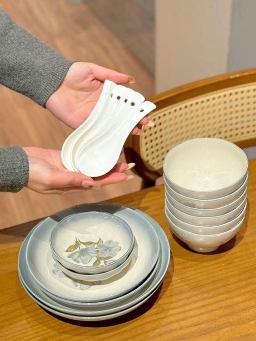 【生活好物丨唯都餐具套装】经高温釉下彩工艺，釉面光滑细腻，纹理淡雅凸显轻奢质感，持久不易褪色，手感舒适一冲即净， 可进烤箱、微波炉、洗碗机、消毒柜，无论送人还是自由皆可。 商品图1