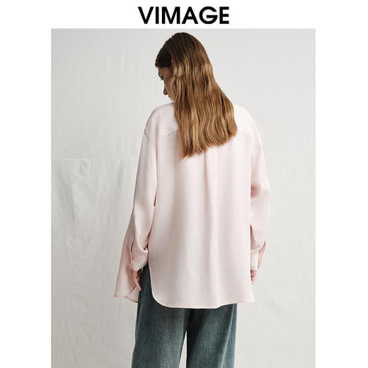 VIMAGE纬漫纪垂坠舒适宽松显瘦浅粉色衬衫外套2025春季新款V2309905 商品图4