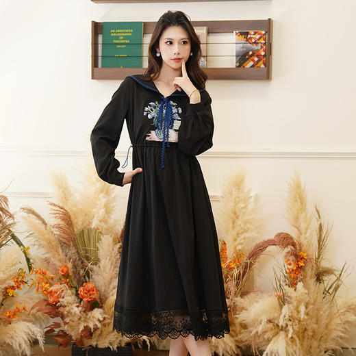 两三事 夜蓝诗 2024冬季新款森女风猫咪印花织带海军领连衣裙 商品图1