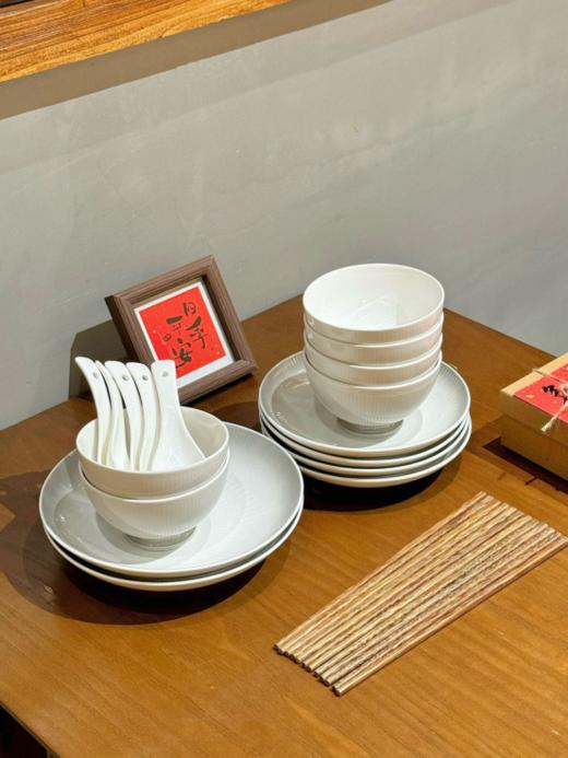 【生活好物丨唯都餐具套装】经高温釉下彩工艺，釉面光滑细腻，纹理淡雅凸显轻奢质感，持久不易褪色，手感舒适一冲即净， 可进烤箱、微波炉、洗碗机、消毒柜，无论送人还是自由皆可。 商品图6