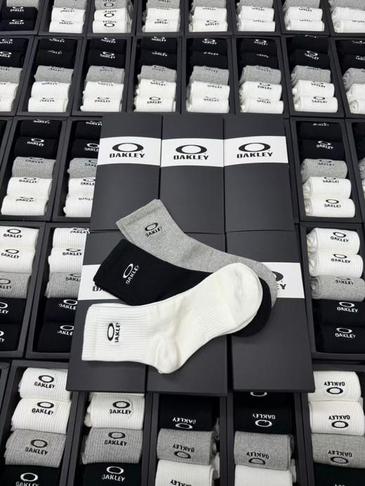外贸正品奥克利纯棉机能袜。一盒5双装（2白2黑1灰）~特制logo标志醒目大方!经典大O刺绣logo采用重工刺绣，上脚超级舒服，吸汗不褪色不起球! 商品图6