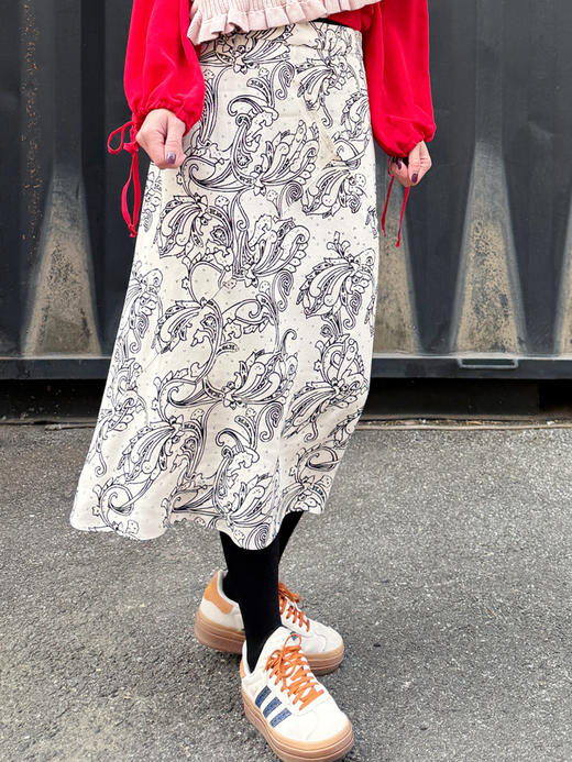 TYNVIE 分层腰部A字型中长裙-白色印花 商品图0