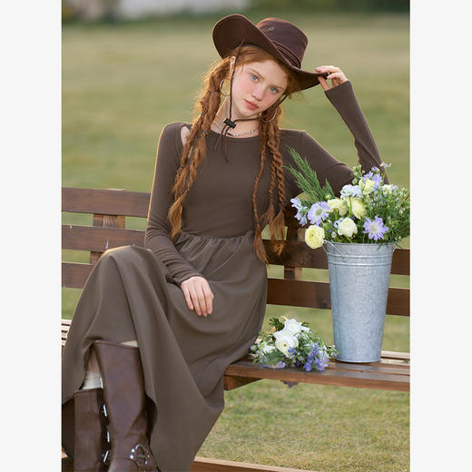 西遇长袖针织连衣裙女新款高级感垂坠长款咖色裙子D0032617 商品图4