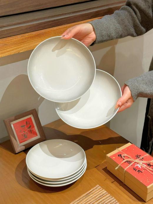 【生活好物丨唯都餐具套装】经高温釉下彩工艺，釉面光滑细腻，纹理淡雅凸显轻奢质感，持久不易褪色，手感舒适一冲即净， 可进烤箱、微波炉、洗碗机、消毒柜，无论送人还是自由皆可。 商品图7