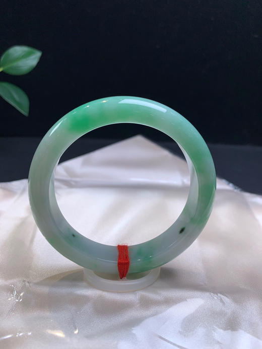 612150，53.6飘绿正圈手镯，12.4-8.3mm，大半圈带绿清秀均匀完美无纹上手漂亮 商品图0