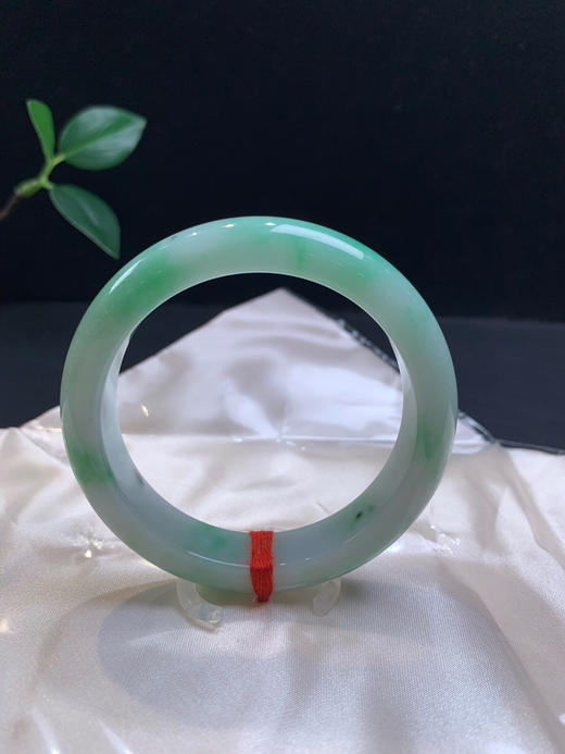 612150，53.6飘绿正圈手镯，12.4-8.3mm，大半圈带绿清秀均匀完美无纹上手漂亮 商品图5