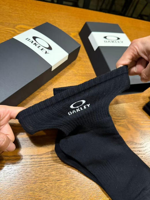 外贸正品奥克利纯棉机能袜。一盒5双装（2白2黑1灰）~特制logo标志醒目大方!经典大O刺绣logo采用重工刺绣，上脚超级舒服，吸汗不褪色不起球! 商品图12