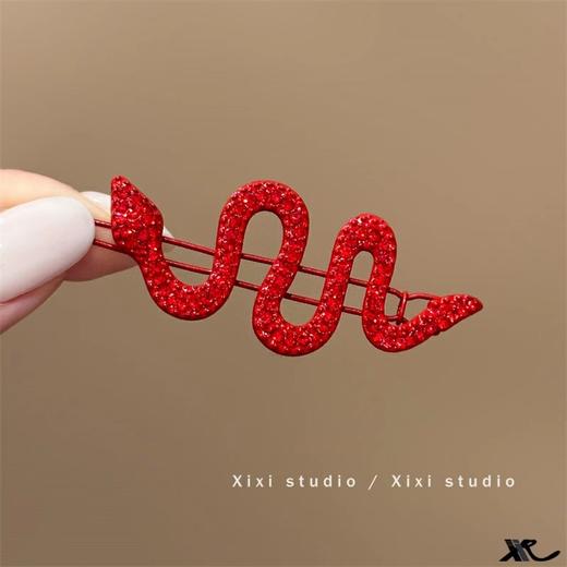 【秒杀❗️19.9抢4个🔥蛇形发夹】超美红色本命年满钻边夹高级感辣妹刘海夹精致小众新年发饰女春节新年 商品图4