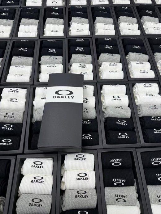 外贸正品奥克利纯棉机能袜。一盒5双装（2白2黑1灰）~特制logo标志醒目大方!经典大O刺绣logo采用重工刺绣，上脚超级舒服，吸汗不褪色不起球! 商品图1