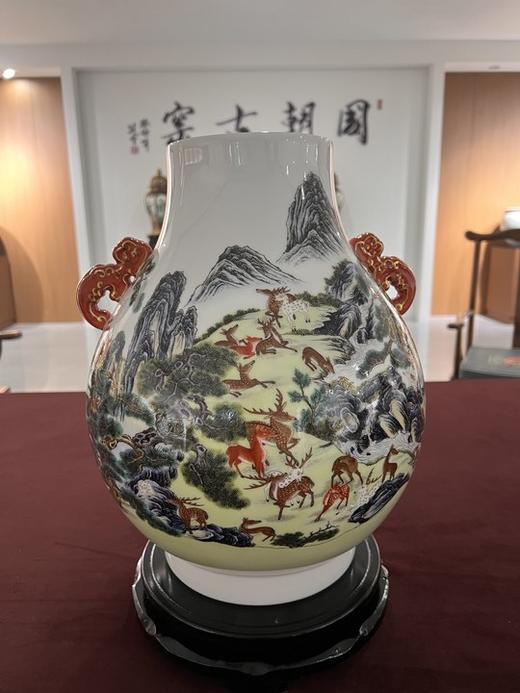 乾隆款粉彩百鹿图双耳尊 商品图0