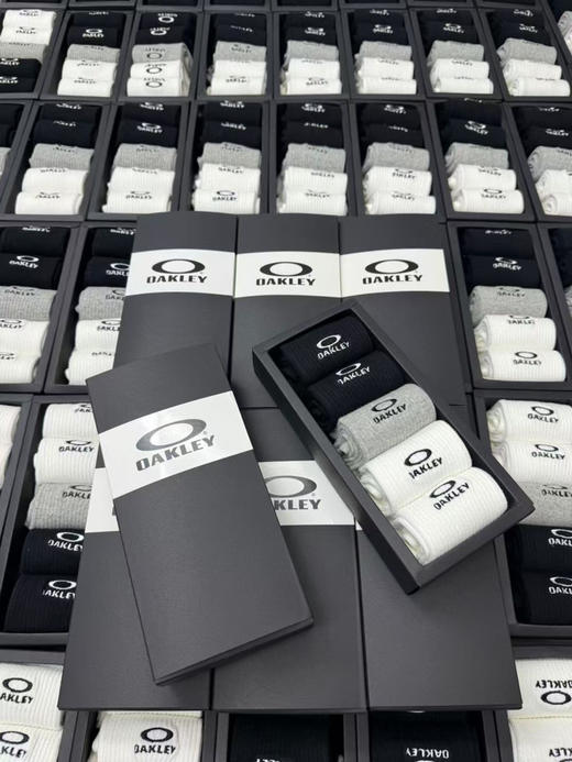 外贸正品奥克利纯棉机能袜。一盒5双装（2白2黑1灰）~特制logo标志醒目大方!经典大O刺绣logo采用重工刺绣，上脚超级舒服，吸汗不褪色不起球! 商品图2