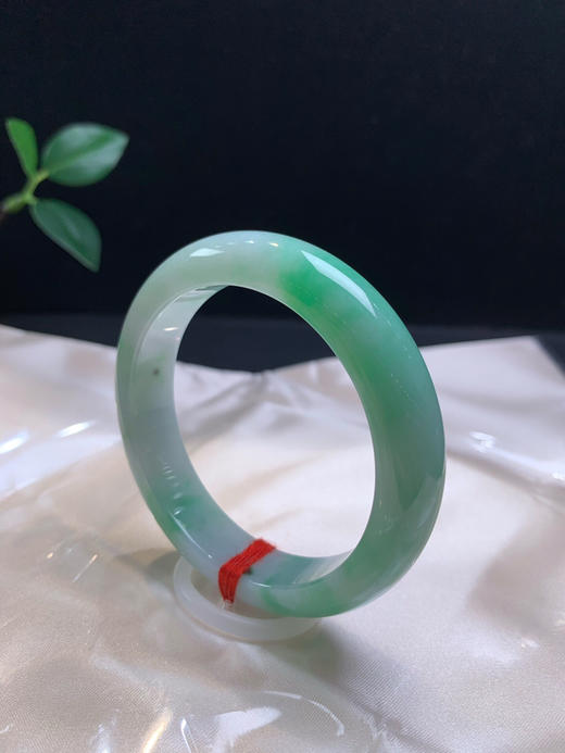 612150，53.6飘绿正圈手镯，12.4-8.3mm，大半圈带绿清秀均匀完美无纹上手漂亮 商品图1