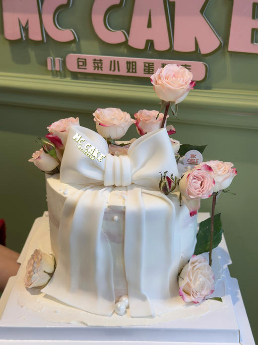 白色蝴蝶结/折射玫瑰鲜花蛋糕 商品图0